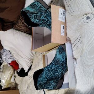 Size 11 leopard turquoise low rise zip up boot